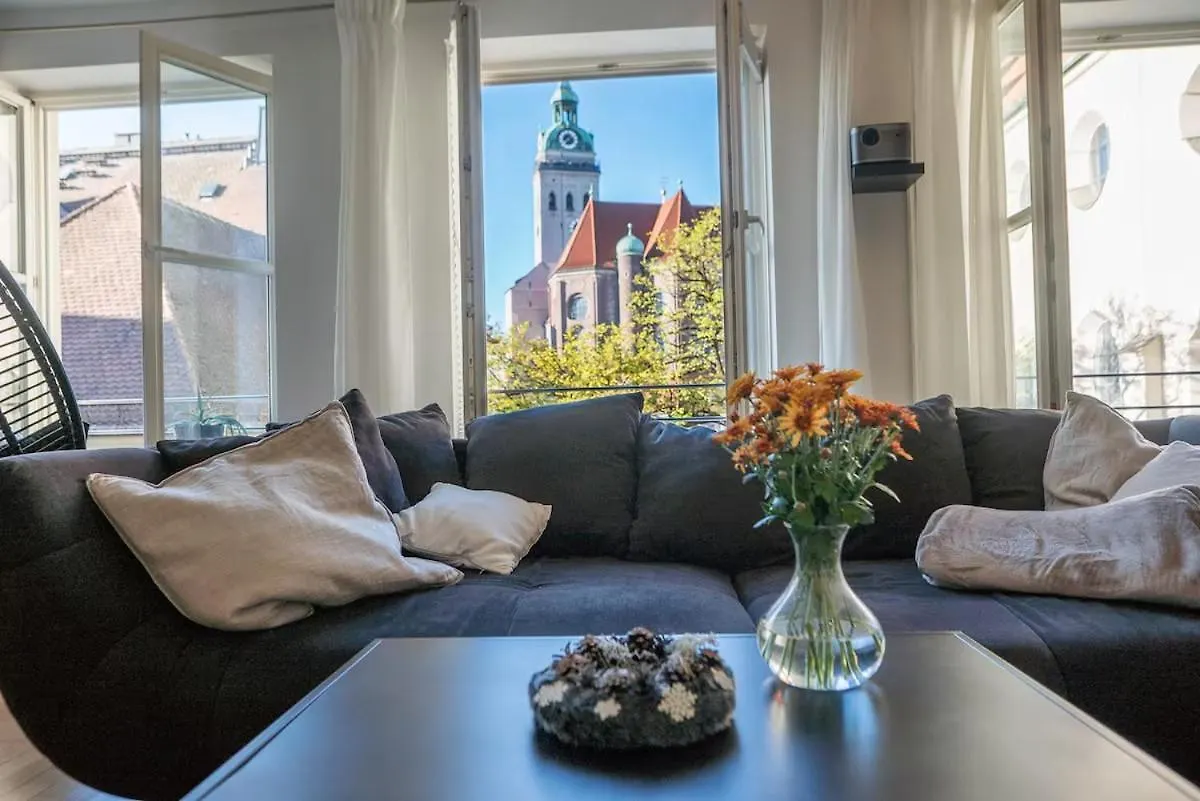 Beautiful Old Town Apartment München